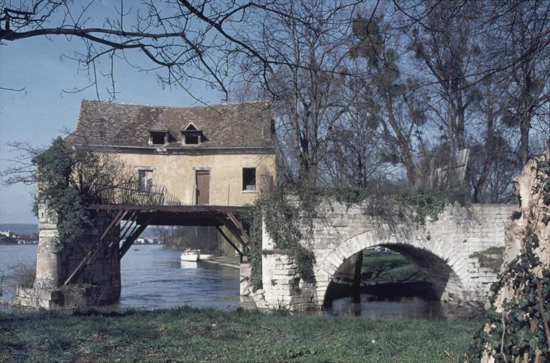 L'ancien moulin sur les arches du vieux-pont sur la Seine