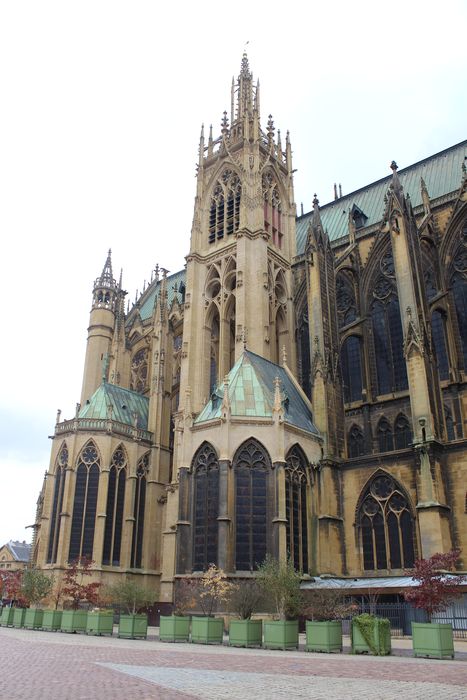 Cathédrale Saint-Etienne : Façade latérale sur la place d'Armes, vue partielle