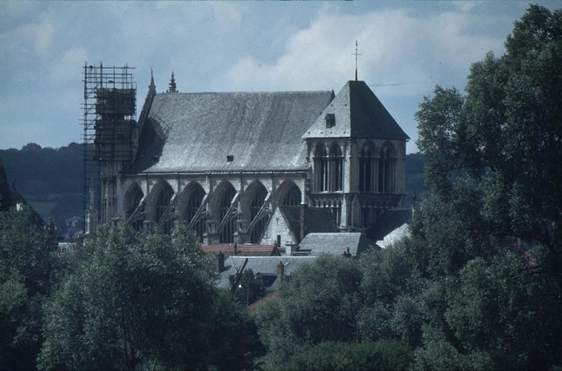 Ensemble sud-est et clocher en cours de restauration