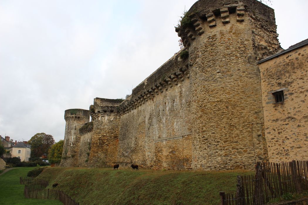 Anciens remparts : Vue partielle des remparts le long de la promenade Anne d'Allègre, élévation sud