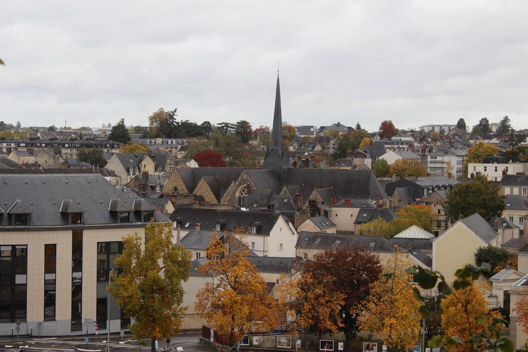 Eglise Saint-Vénérand : Vue partielle de l'église dans son environnement urbain