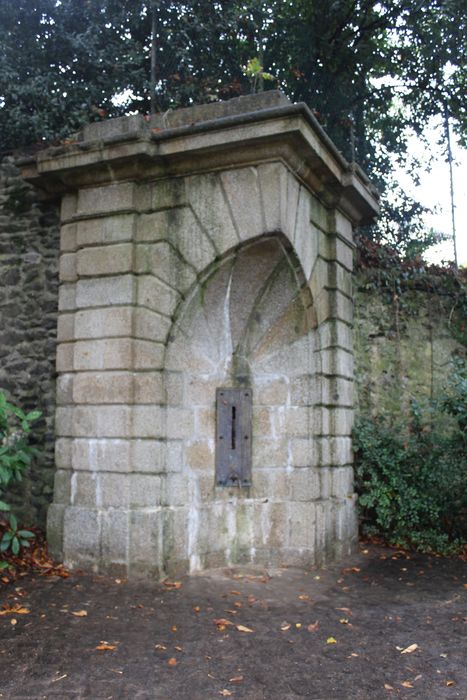 Fontaine publique dite Fontaine des Trois Croix ou du Puits Rocher, vue générale