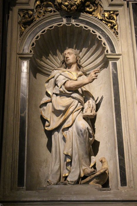 statue du maître-autel : Saint Jean l'évangéliste