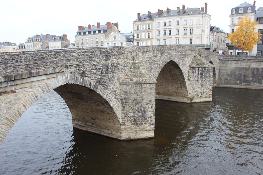 Vieux pont sur la Mayenne