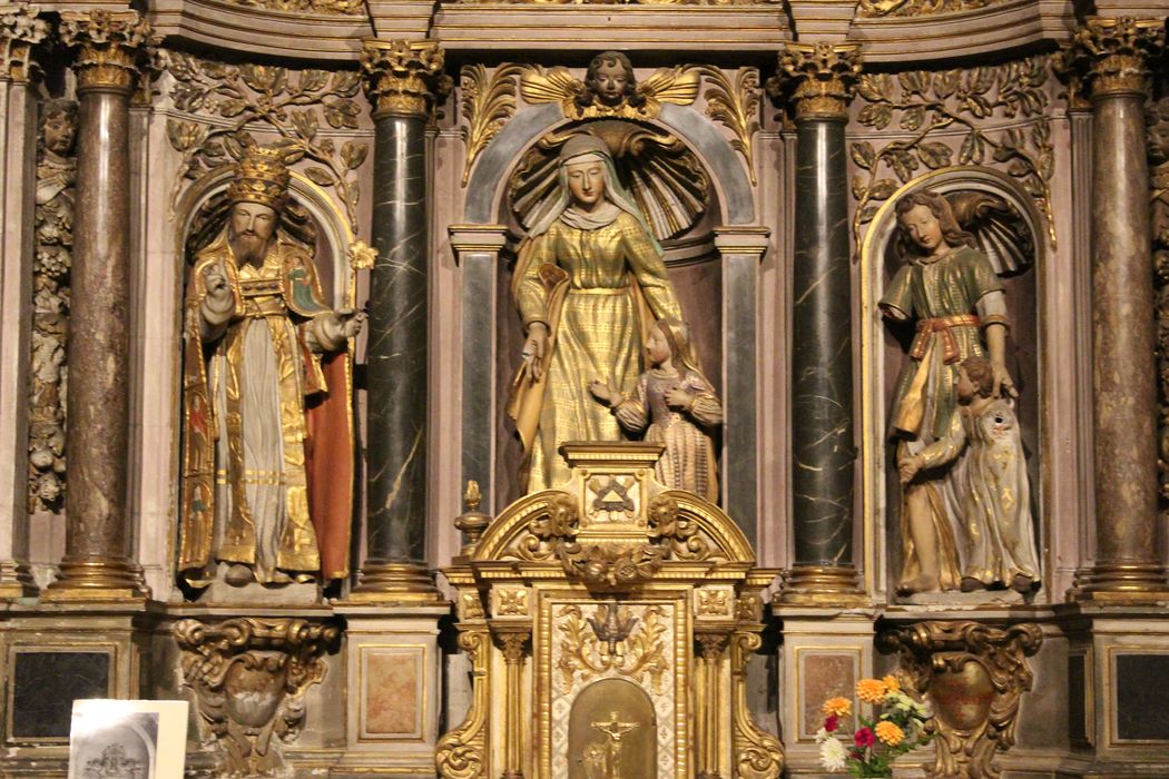 autel, retable, statues, vue partielle