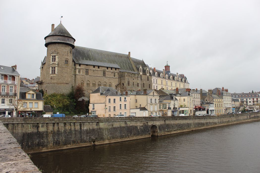 Château Vieux : Vue générale du château dans son environnement depuis l'Est