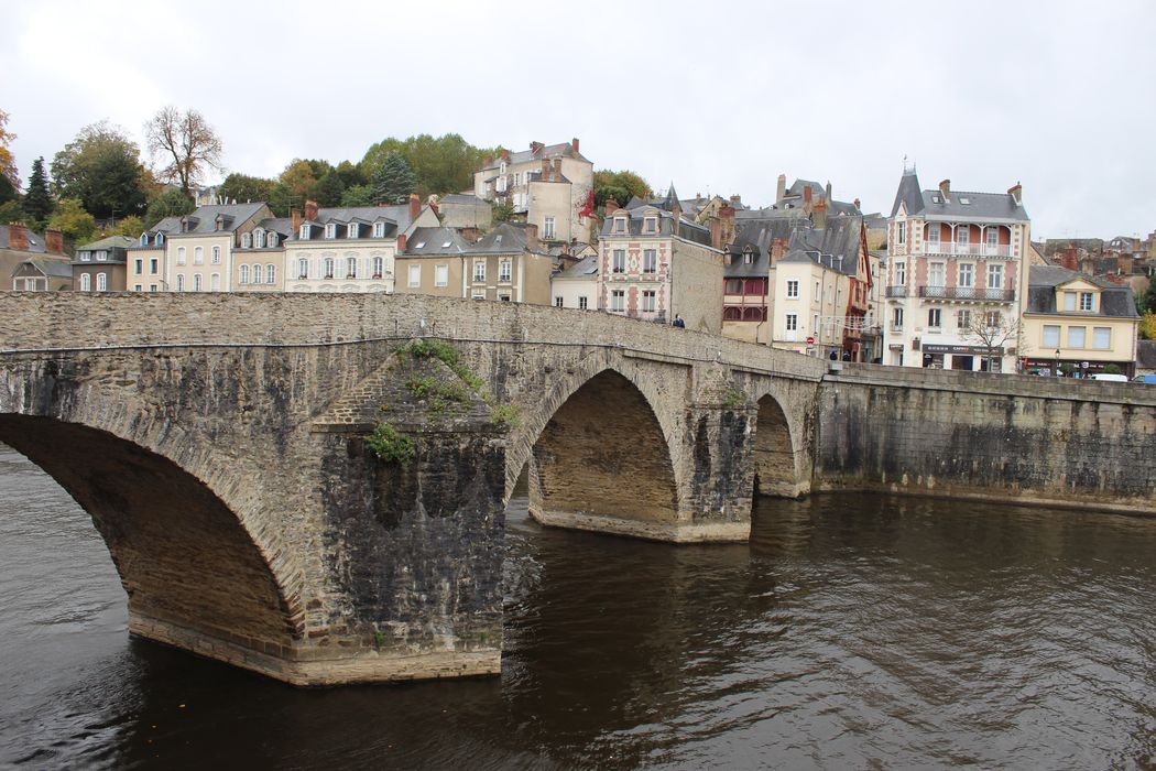 Vieux pont sur la Mayenne, vue générale