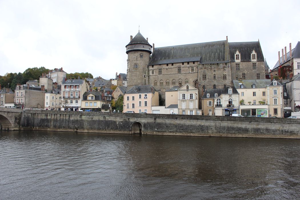 Château Vieux : Vue générale du château dans son environnement depuis l'Est