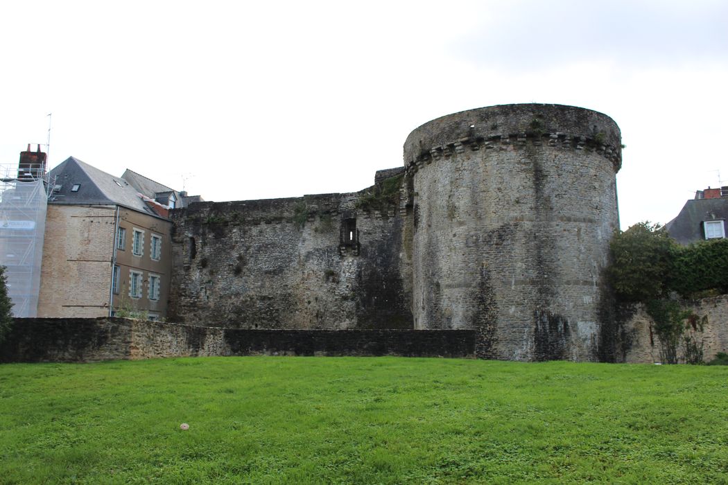 Anciens remparts : Vue partielle des remparts sur la rue des Fossées élévation ouest