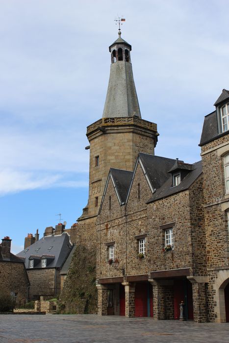 Beffroi : Vue générale du beffroi dans son environnement