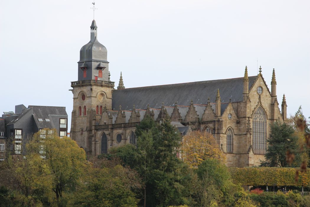 Eglise Saint-Léonard : Vue générale de l'église dans son environnement depuis le Nord-Ouest