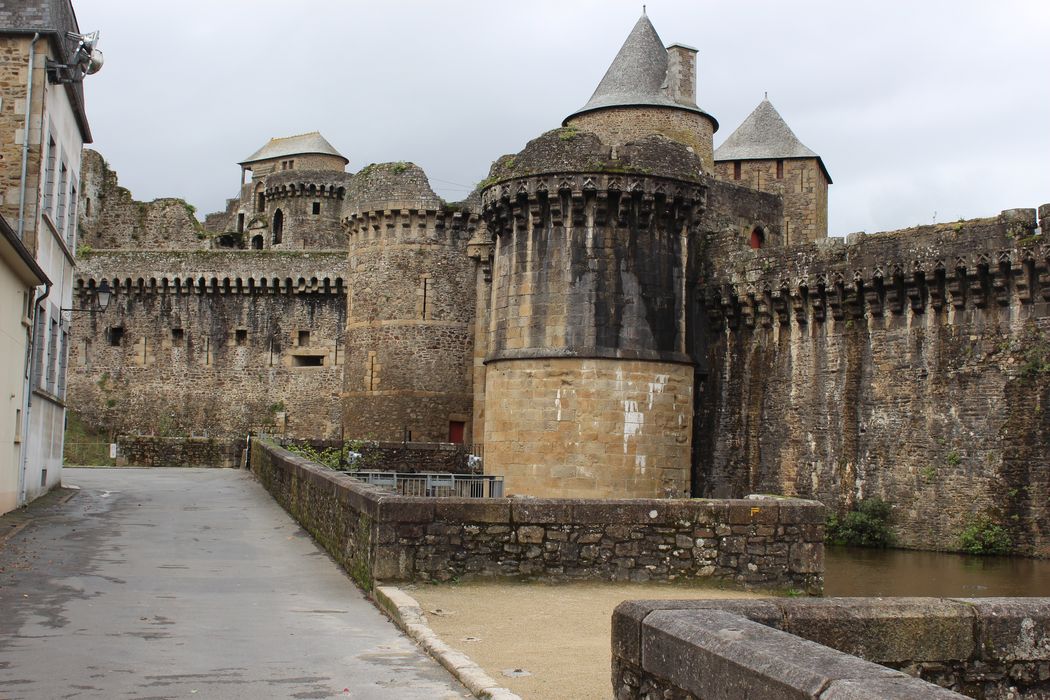 Château : Porte Notre-Dame, élévation sud-est, vue partielle