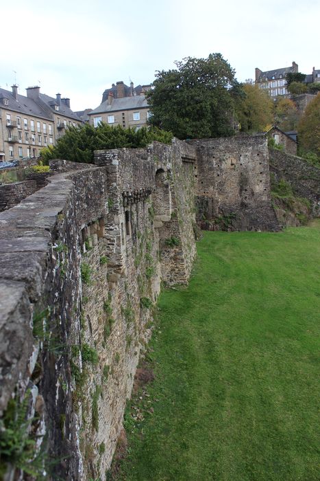 Anciens remparts Sud et Ouest, vue partielle depuis la tour Nichot