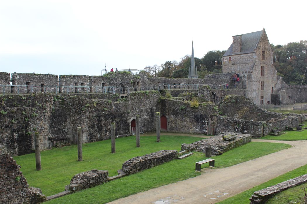 Château : Vue partielle des ruines de l'ancien logis