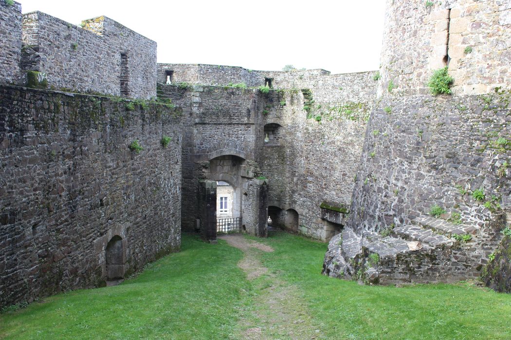 Château : Poterne, élévation antérieure, vue générale