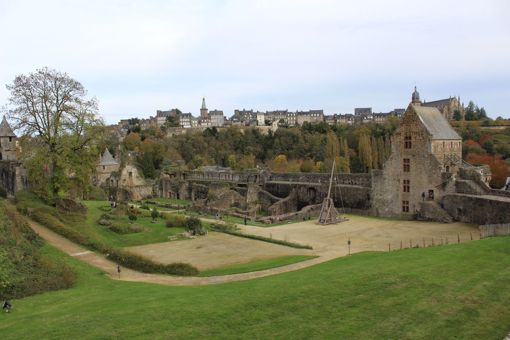 Château : Vue générale des ruines de l'ancien logis