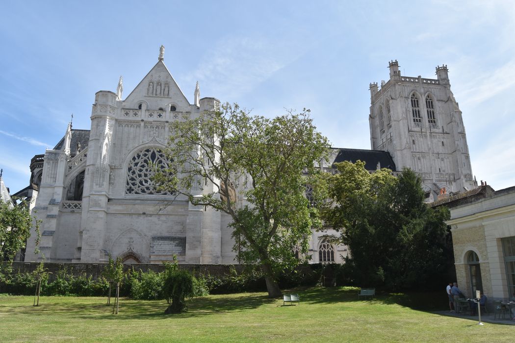 Collégiale, puis cathédrale Notre-Dame, actuellement église paroissiale Notre-Dame : Façade latérale nord, vue partielle