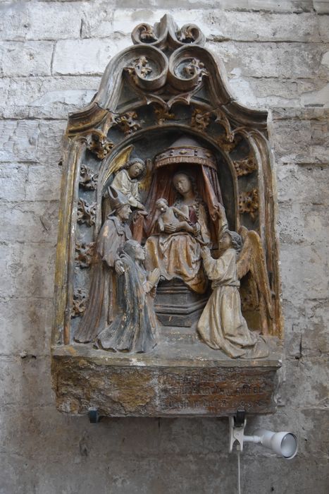 Monument funéraire présumé de Ysabeau Radinghem (haut-relief) : Vierge à l'Enfant sous un dais, avec donatrice, saint évêque et deux anges - © Ministère de la Culture (France), Médiathèque du patrimoine et de la photographie, diffusion RMN-GP