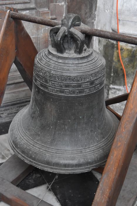 Cloche déposée dans la tour octogonale - © Ministère de la Culture (France), Médiathèque du patrimoine et de la photographie, diffusion RMN-GP