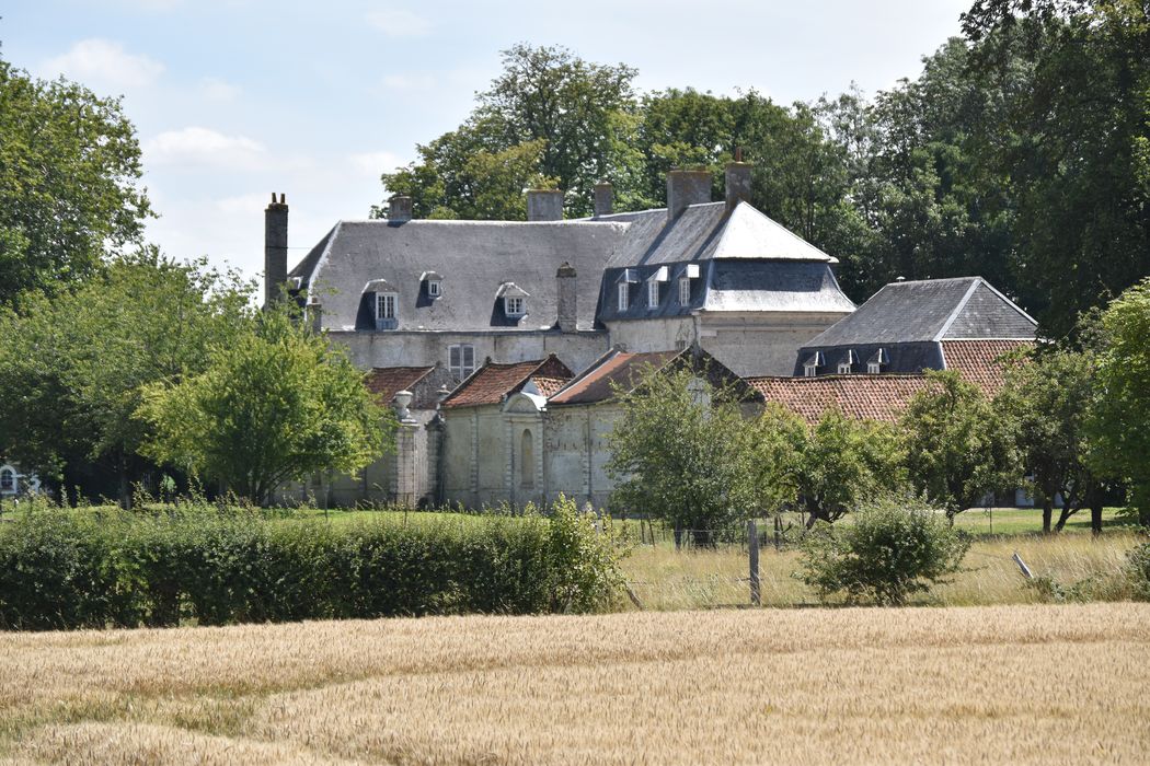 Château de Salperwick : Vue partielle du château dans son environnement depuis le Nord