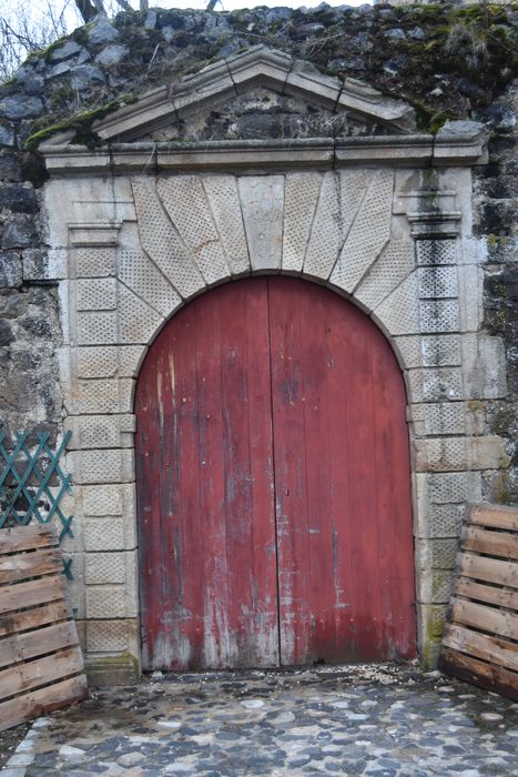 Château : Détail de la porte ouest d'accès au jardin