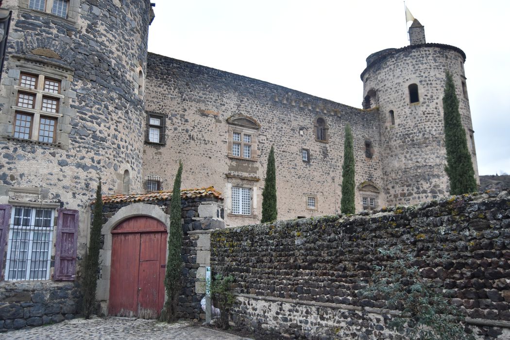 Château :  Façade sud, vue partielle