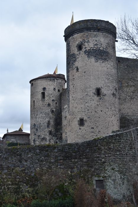 Château : Tours sud-est et sud-ouest, vue générale