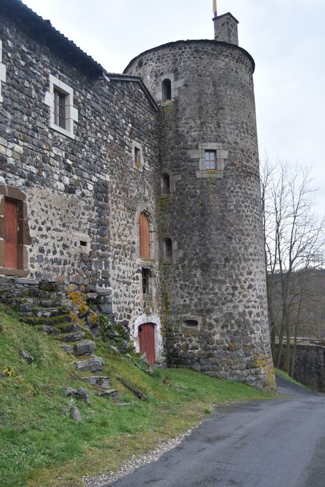 Château et son enceinte : Tour sud-ouest de l'enceinte, vue générale