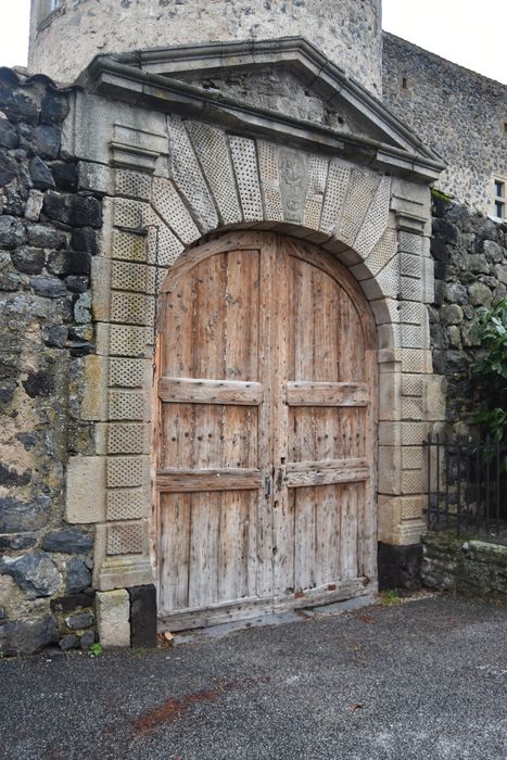 Château : Porte est d'accès à la cour, vue générale