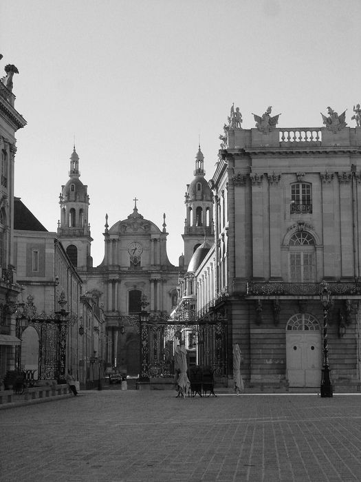 Cathédrale : Vue partielle de la façade depuis le Nord