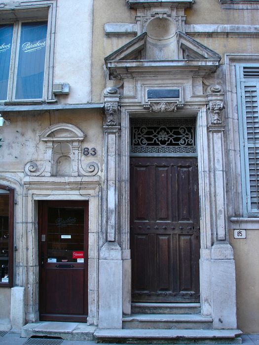 Immeuble : Porte d'accès sur rue, vue générale