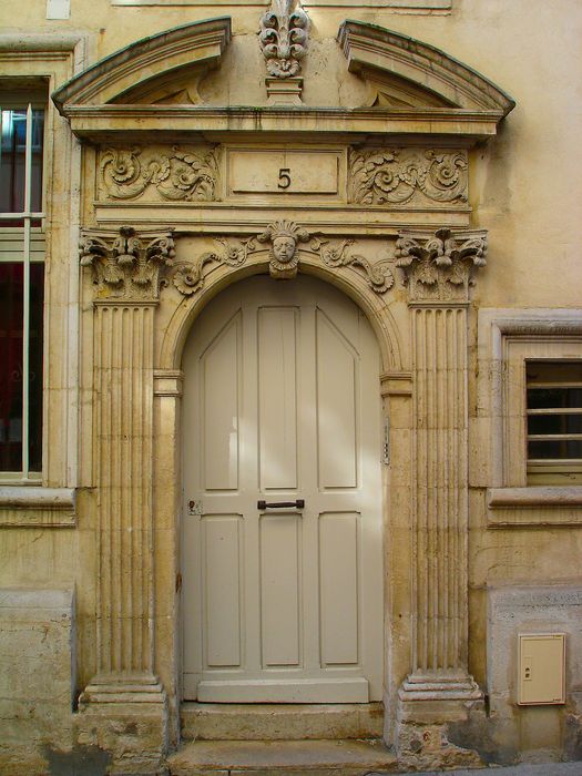 Maison des deux sirènes : Porte d'accès sur rue, vue générale