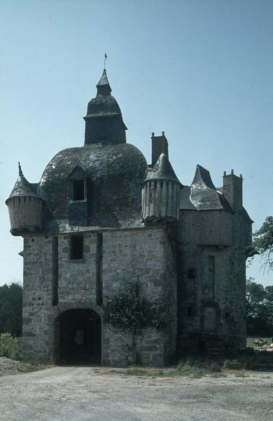 Tour-porche fortifiée