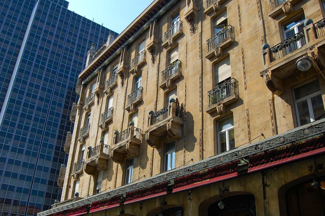 Hôtel Excelsior : Façade sur rue, vue partielle