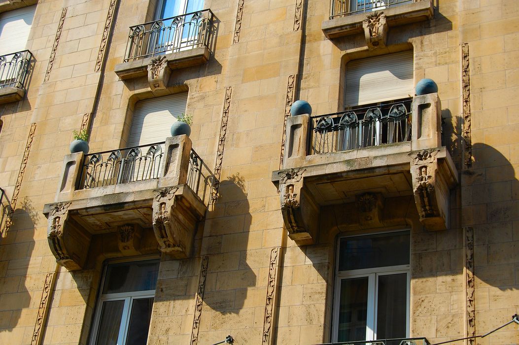 Hôtel Excelsior : Façade sur rue, vue partielle