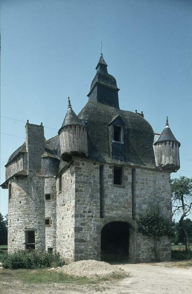 Tour-porche fortifiée