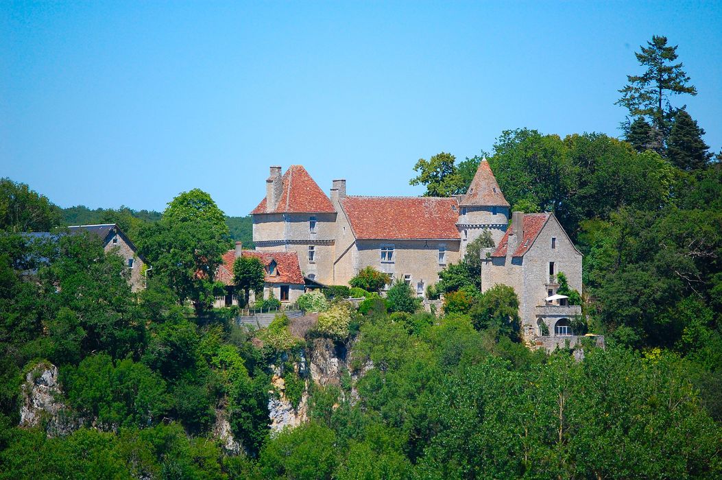 Château de Monteneaux : Vue générale du château dans son environnement depuis le Sud-Ouest