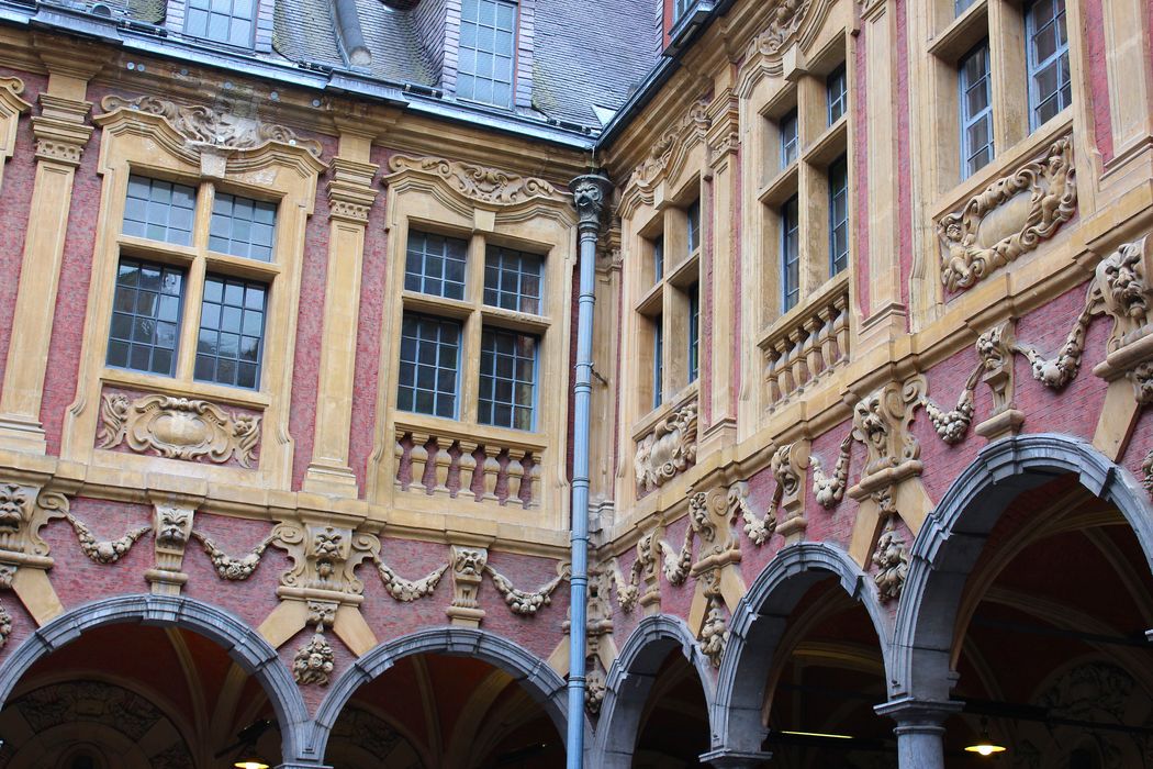 Vieille bourse du commerce : Cour intérieure, vue partielle des façades