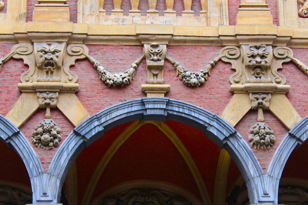 Vieille bourse du commerce : Cour intérieure, façade, détail