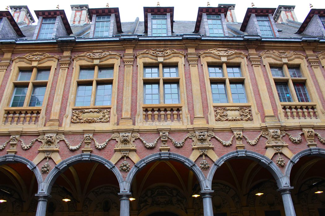 Vieille bourse du commerce : Cour intérieure, vue partielle des façades