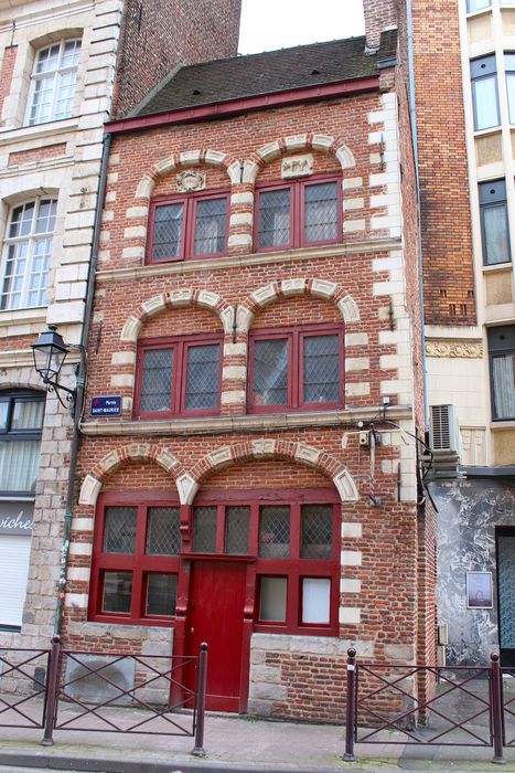 Immeuble : Façade sur la place, vue générale