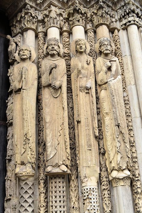 Cathédrale Notre-Dame : Façade sud-ouest, portail central, détail des statues colonnes