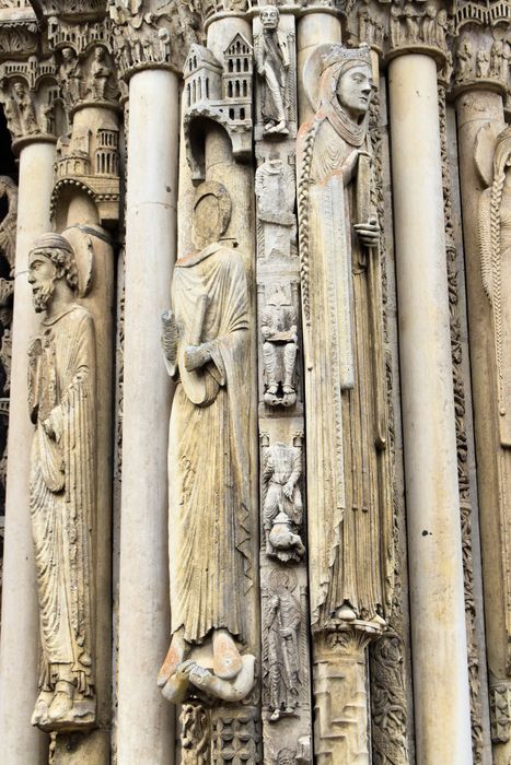 Cathédrale Notre-Dame : Façade sud-ouest, portail central, détail des statues colonnes