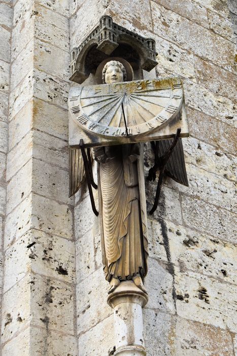 Cathédrale Notre-Dame : Détail de l'ange porteur d'un cadran solaire