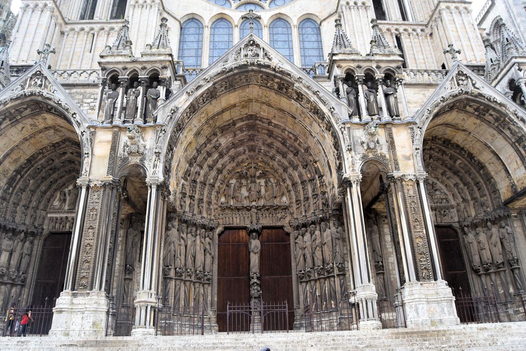 Cathédrale Notre-Dame : Façade latérale est, porche d'accès, vue générale