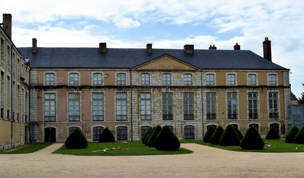 Ancien évêché : Aile latérale, façade est, vue générale