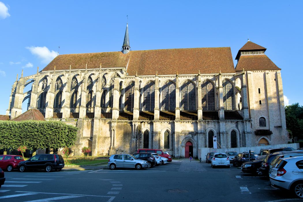 Eglise Saint-Pierre : Façade latérale nord, vue générale