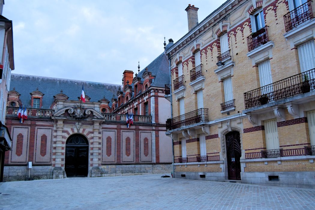 Hôtel Montescot : Porche d'accès nord à la cour, vue générale