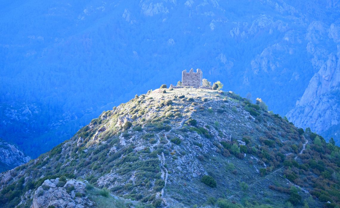 Ruines du Fort de Vivario ou redoute de Pasciola : Ruines du Fort de Vivario ou redoute de Pasciola : Vue générale du fort dans son environnement