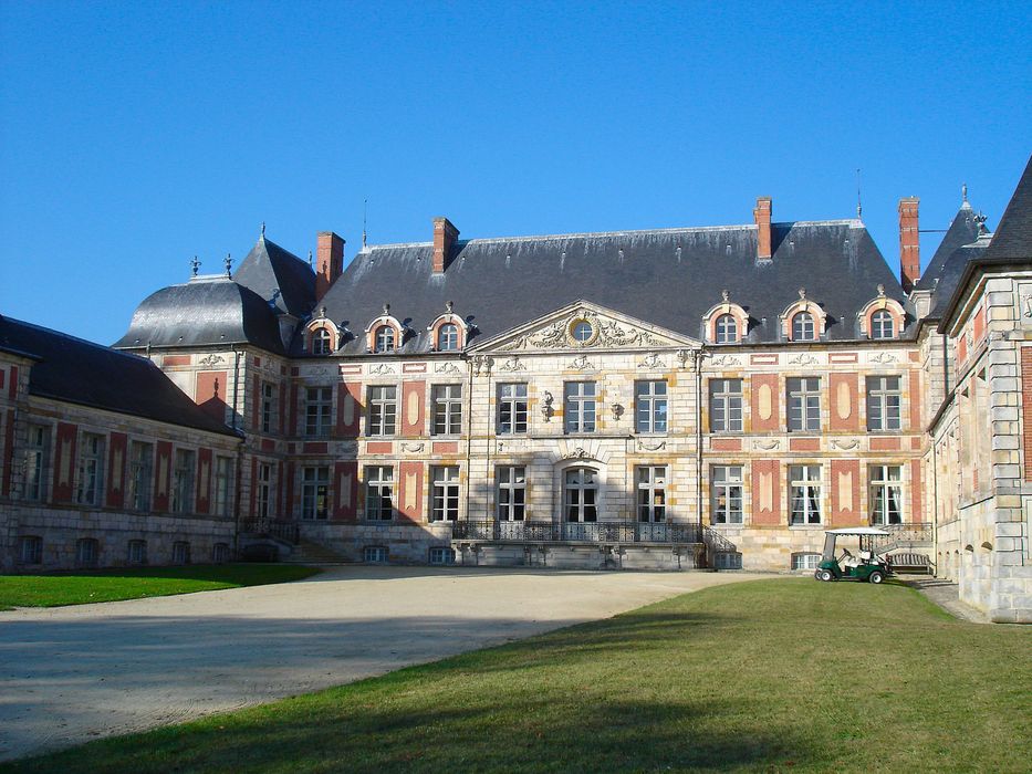 Château de Courson : Façade est, vue générale